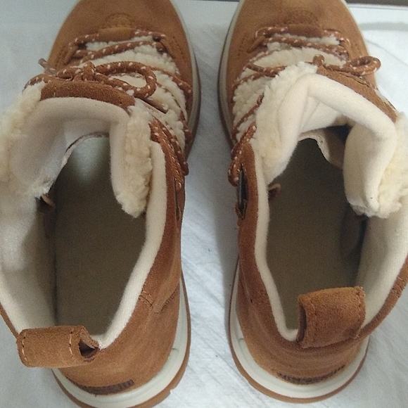 UGG - Picture 7 of 9